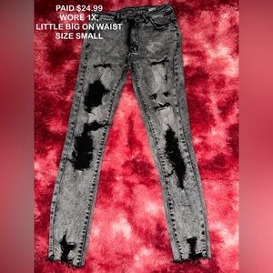 BLACK WASHED RIPPED JEANS